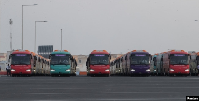 Autobusët duke testuar linjat për bartjen e turistëve nga një stadium në tjetrin.