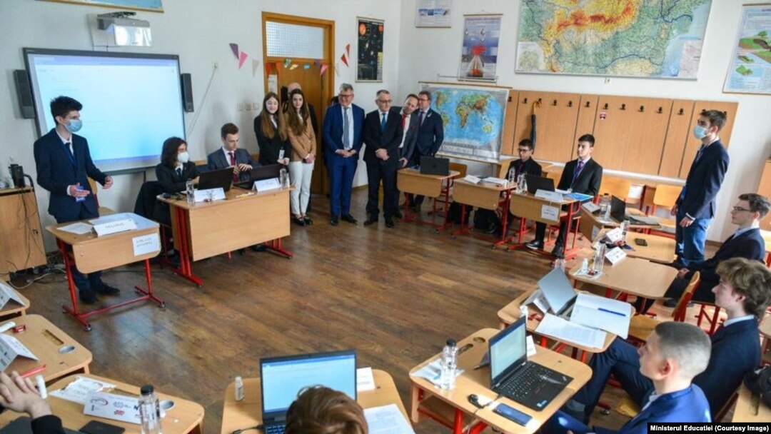 Pe 1 aprilie, ministrul Educației și Nicolas Schmit, comisarul european pentru locuri de muncă și drepturi sociale, au mers la Colegiul Național „Mihai Viteazul” din Capitală, unde învățau 227 de elevi ucraineni cu profesori din Ucraina. 