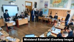 Pe 1 aprilie, ministrul Educației și Nicolas Schmit, comisarul european pentru locuri de muncă și drepturi sociale, au mers la Colegiul Național „Mihai Viteazul” din Capitală, unde învățau 227 de elevi ucraineni cu profesori din Ucraina. 
