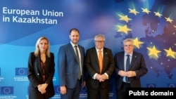 Делегация из четырех депутатов Европарламента во главе с Кристианом Сагарцем (крайний слева среди мужчин)