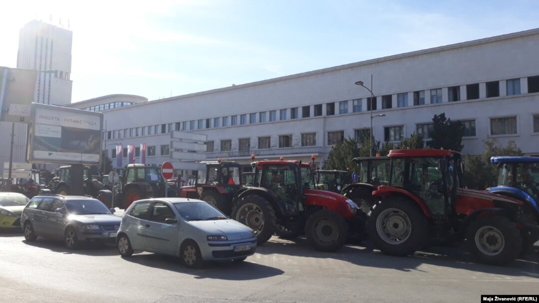 Traktori blokiraju ulicu u centru Novog Sada , 12. avgust, 2022. godine