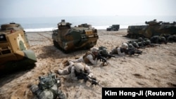 Pușcași marini americani și sud-coreeni participând la un exercițiu militar ăn Pohang, 31 martie 2014