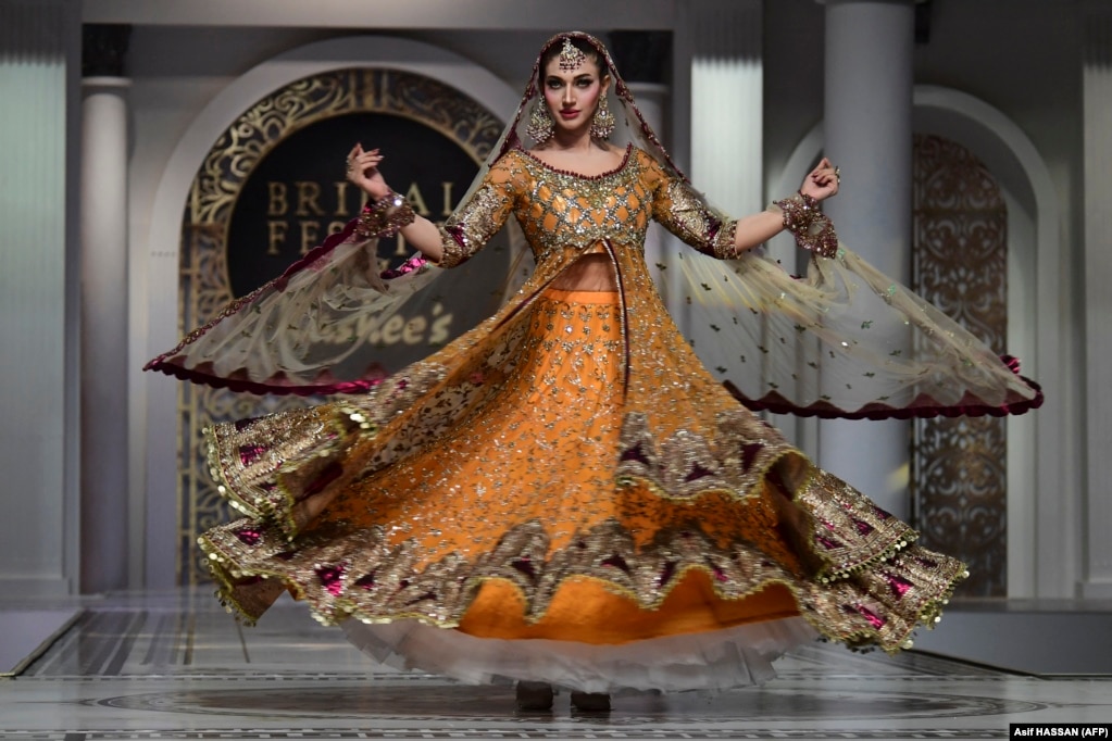 Një modele duke prezantuar një kreacion gjatë një shfaqjeje me fustana nusërie në Karaçi të Pakistanit.