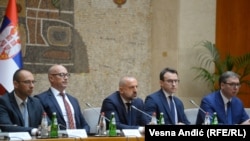 Milan Radoiçiqi(në mes), sa ishte nënkryetar i partisë Lista Serbe gjatë një takimi në Beograd me presidentin serb, Aleksandar Vuçiq, më 21 gusht 2022. Majtas janë zyrtarë të tjerë të Listës Serbe, e djathtas, drejtori i Zyrës për Kosovën në Qeverinë e Serbisë, Petar Petkoviq.
