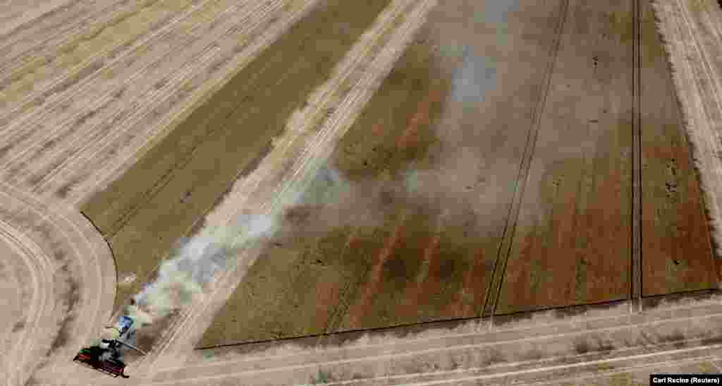 Drónfelvétel az angliai Lincolnshire-ból. Így néz ki az aratás a csontszáraz szántóföldeken