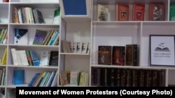 کتابخانه زیر نام "زن" به ابتکار جنبش خودجوش زنان معترض در غرب شهر کابل گشایش یافت.