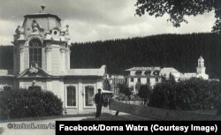 Izvorul Unirea (Ioan), așa cum arăta el înainte de a fi transformat în restaurant și hotel după 1989. În imagine, partea din spate de care a fost lipită construcția nouă. Cazinoul se află la câțiva metri în stânga.