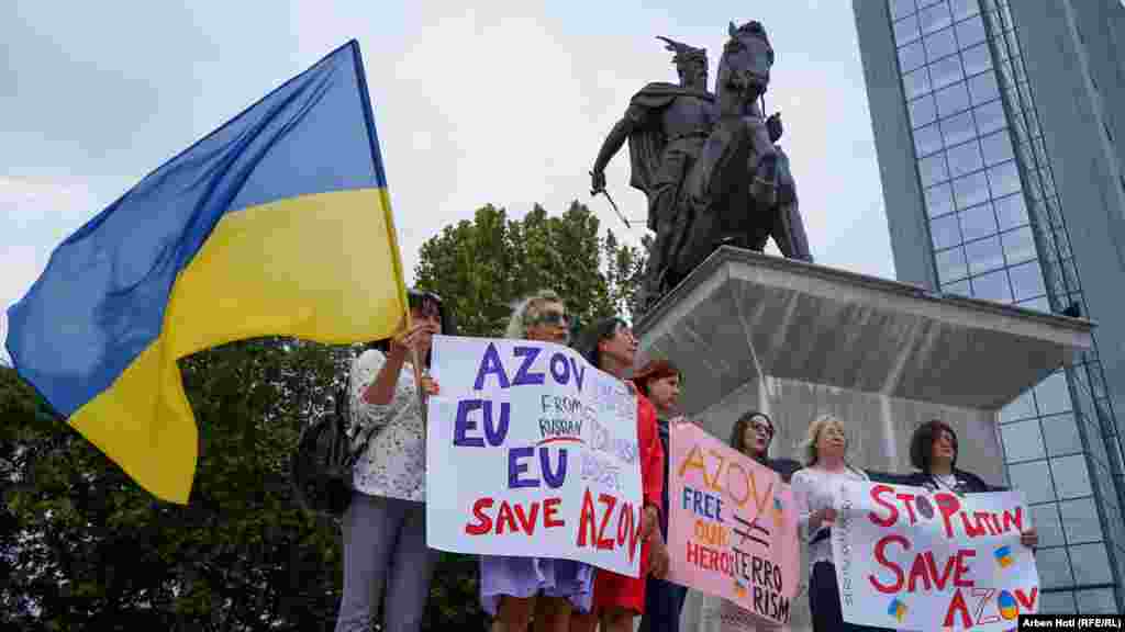 Gazetaret ukrainase duke protestuar në Prishtinë kundër pushtimit rus të Ukrainës, në ditën kur ky vend shënon 31-vjetorin e pavarësisë nga ish-Bashkimi Sovjetik.&nbsp;