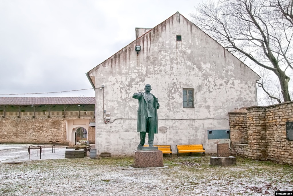 Monumenti i Leninit që është zhvendosur në vitet e ’90-ta nga qendra e Narvës në këtë hapësirë në Kështjellën e Hermannit në qytezë.
