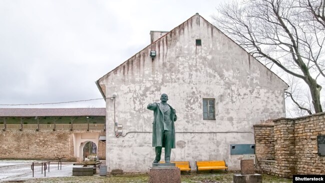 Тази фигура на Владимир Илич Ленин беше преместена от центъра на Нарва още през 1990-те.