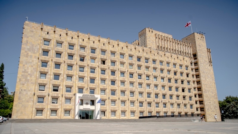 სია: ვის შეუძლია ორ საჯარო სამსახურში ერთდროულად მუშაობა