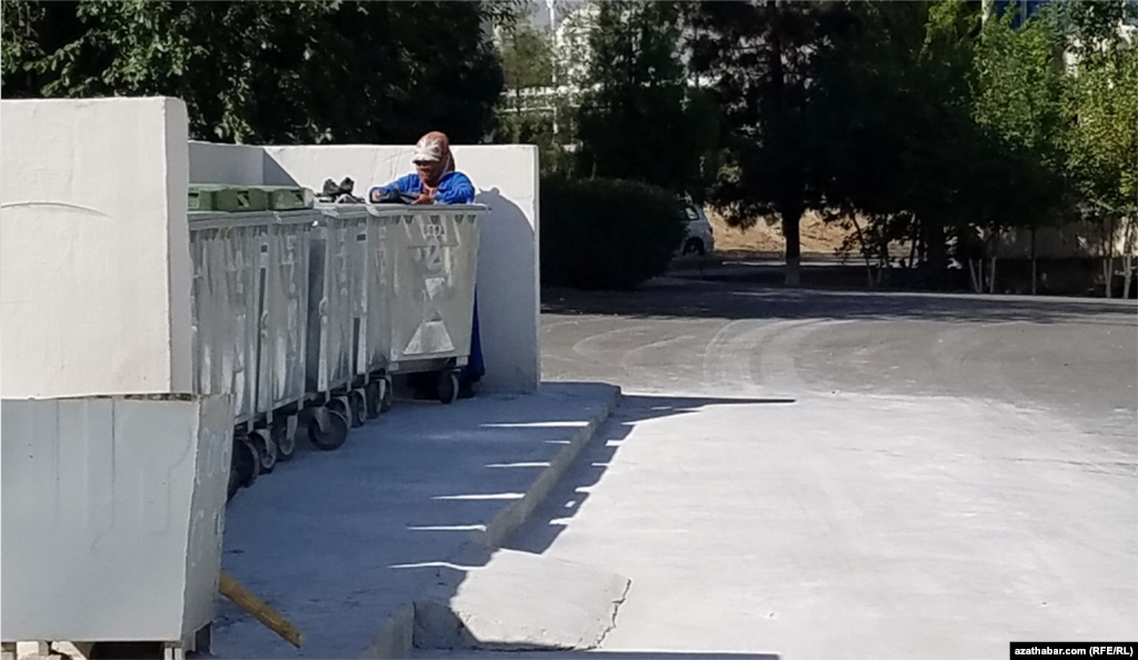 Aşgabat. Zibil döräýn adam.&nbsp;