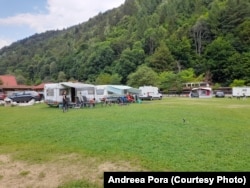 Campingul se află pe Valea Bîrsei, mai jos de cabana Plaiul Foii și are dotările esențiale: toalete, dușuri cu apă caldă, spațiu pentru spălat vasele și coșuri de gunoi.