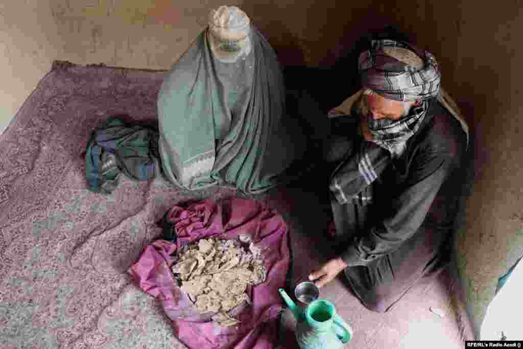 Эта чета живет в Кандагаре. На завтрак &mdash; куски сухого хлеба с водой. Мужчина безработный. Семья живет на подачки