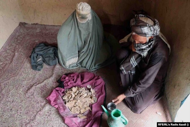 این&nbsp;زوج&nbsp;در جنوب افغانستان در شهر کندهار زنده&zwnj;گی می&zwnj;کند. آنان&nbsp;پارچه&zwnj;های&nbsp;نان خشک را با آب در صبحانه می&zwnj;خورند. این مرد بی&zwnj;کار است و برای زنده ماندن به خیرات وابسته است.