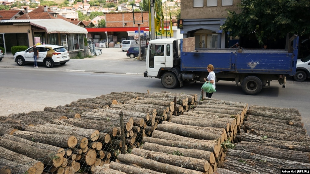Interesimi i qytetarëve për t'u ngrohur me dru është rritur, thonë shitësit në Prishtinë.