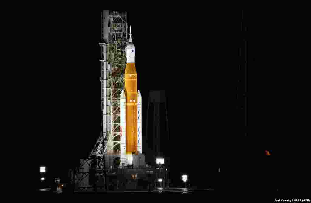 САД -&nbsp;Протекување на гориво ја принуди НАСА да го одложи лансирањето нова ракета на Месечината, на тест лет без екипаж. Лансирањето нема да се случи пред 2 септември. Ракетата Систем за вселенско лансирање, долга 98 метри, требаше да полета рано утринава со три тест кукли на својот прв лет, на мисија за поставување капсула во орбитата на Месечината.