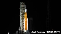 Звышцяжкая ракета SLS з караблём Orion на стартавай пляцоўцы мысу Канавэрэл