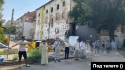 Група протестиращи граждани направиха жива верига в опита да спрат разрушаването на един от тютюневите складове в Пловдив