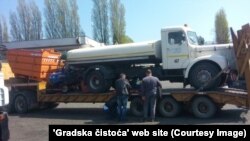 Cisterna e "Gradska çistoqa" nga Beogradi u ka dhuruar përfaqësuesve të Komunës së Zubin Potokut më 16 maj 2019.