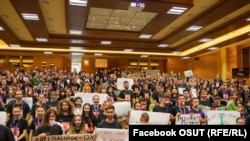 Forumul Organizațiilor Studențești din România desfășurat anul acesta la Timișoara între 12 și 21 august a reunit peste 70 de organizații din toată țara. Studenții au dezbătut noua Lege a Educației și au decis să iasă în stradă pentru a se face auziți