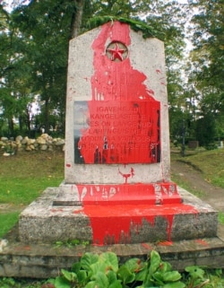 Памятник советским воинам в городе Лихула на северо-западе Эстонии