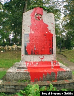 Un monument dedicat trupelor sovietice din orașul Lihula a fost murdărit cu vopsea roșie în 2007.