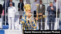 Arhiepiscopul Teodosie la Ziua Marinei, 15 august 2022, în fața tribunei oficiale. În dreapta, ministrul de Interne, Lucian Bode.