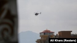 Talibanski vojni helikopter nadlijeće Kabul, 17. august 2022.