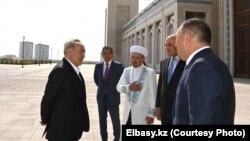 Бывший президент Казахстана Нурсултан Назарбаев (слева) на открытии мечети в Нур-Султане. 12 августа 2022 года

