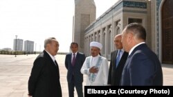 Бывший президент Казахстана Нурсултан Назарбаев (слева) на открытии мечети в Нур-Султане. 12 августа 2022 года