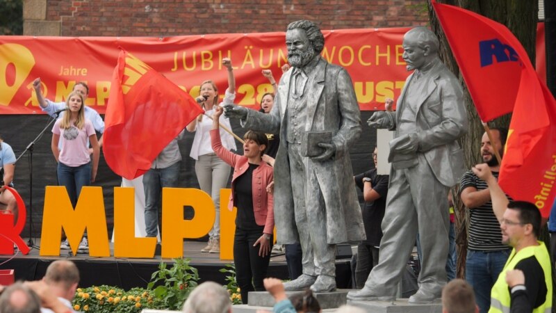 Nemački levičari otkrili Marksovu statuu pored Lenjina