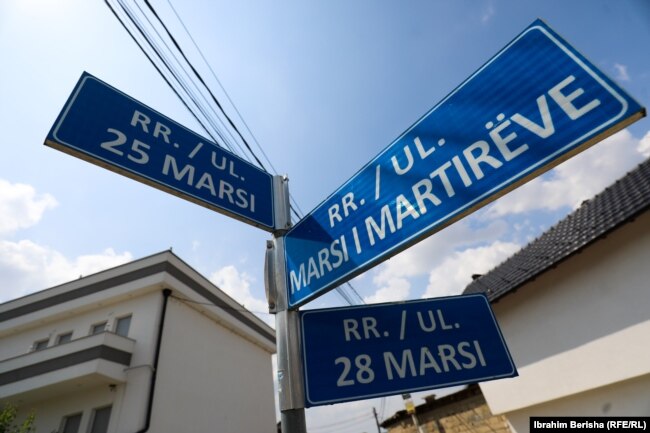 Shenjat që tregojnë emrat e rrugëve në fshatin Tërrnje të Suharekës.