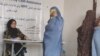 تصویر آرشیف: یکی از زنان کارمند سازمان ملل متحد در ولایت هرات که به زنان و خانواده ها در زمینه امداد بشری کمک میکرد