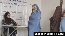 تصویر آرشیف: یکی از زنان کارمند سازمان ملل متحد در ولایت هرات که به زنان و خانواده ها در زمینه امداد بشری کمک میکرد