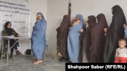 طالبان کار زنان را در نهاد های امداد رسان به شمول ادارات سازمان ملل منع کرده اند و این مسئله مشکلات زنان نیازمند را بیشتر ساخته است