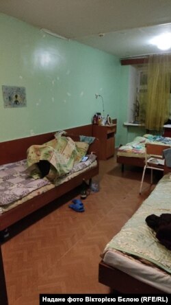 У цій кімнаті в російському таборі жила Вікторія Бєла з дітьми
