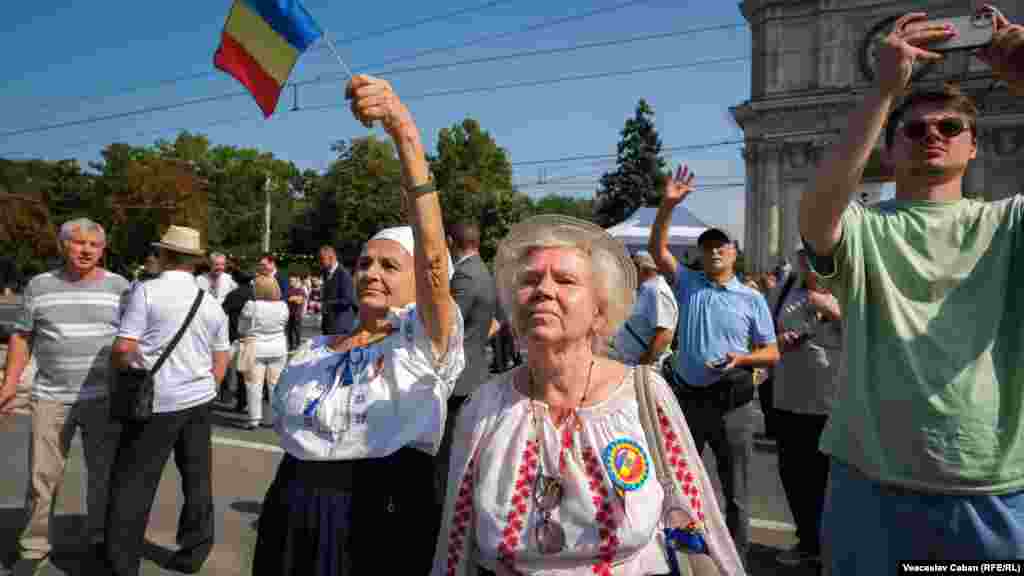 Mai mulți cetățeni au venit în PMAN din primele ore ale dimineții, îmbrăcați în haine naționale.&nbsp;