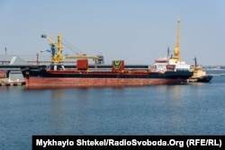 Судно вантажиться зерном у Одеському порту. 28 серпня 2022 року