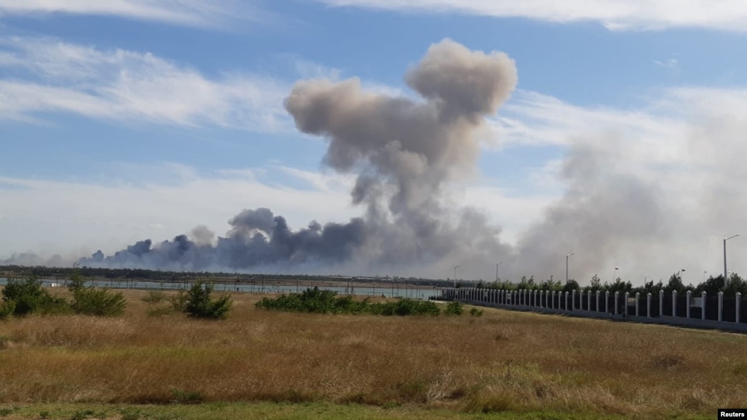 دود غلیظ ناشی از انفجار در پایگاه هوایی روسیه در شبه‌جزیره کریمه