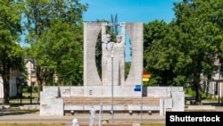 Паметникът "Слава на труда" е в центъра на град Кохтла-Ярве, също в североизточната част на страната.