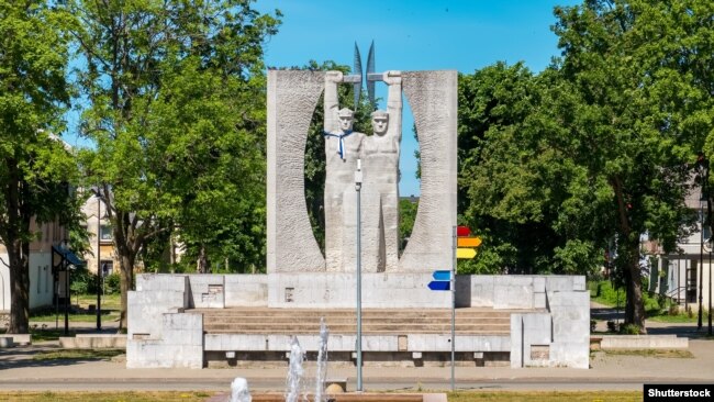 Паметникът "Слава на труда" е в центъра на град Кохтла-Ярве, също в североизточната част на страната.