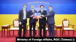 Ministrul taiwanez de externe Joshi Joseph Wu (al doilea de la dreapta) și vicepreședintele Tsai Chi-chang (dreapta) se întâlnesc la o ceremonie de donație în Taipei pentru refugiații ucraineni.