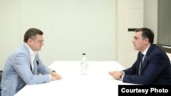 (მარცხნივ) დმიტრო კულება უკრაინის საგარეო საქმეთა მინისტრი და (მარჯვნივ) ილია დარჩიაშვილი საქართველო საგარეო საქმეთა მინისტრი 