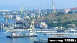 Погрузка крылатых ракет типа «Калибр» на подводную лодку в Южной бухте Севастополя, Крым