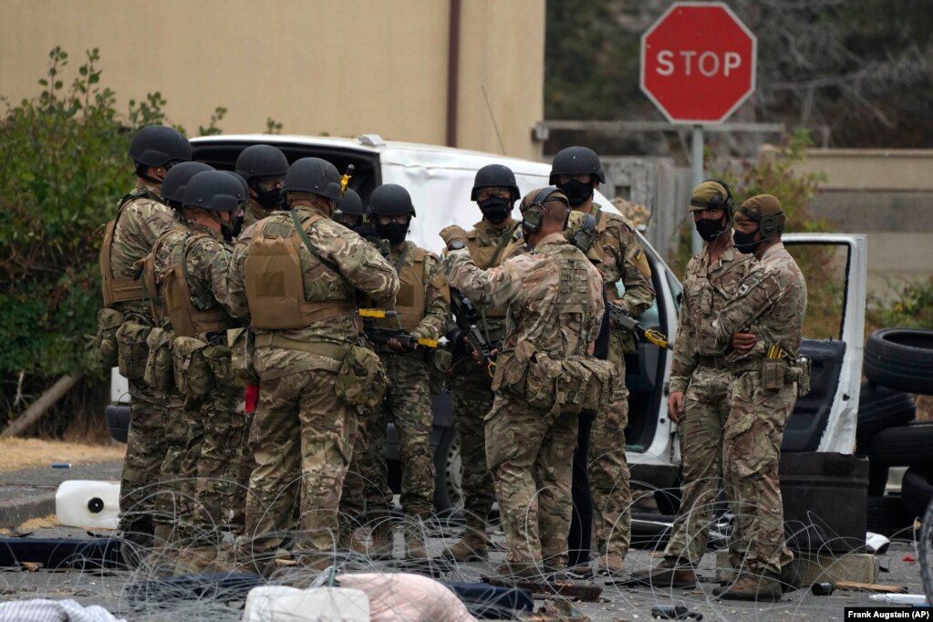 Brigadieri i ushtrisë britanike, Justin Stenhouse, i cili është përgjegjës për stërvitjen, tha se të shohësh motivimin e ukrainasve është "përulësi". Ai pranoi se përgatitja për kaosin e luftimeve në qytet është "pothuajse e pamundur të bëhet në stërvitje". Qëllimi i misionit, tha ai, është "që t'i trajnojë ata në mënyrë që të mund të përshtaten për të mbijetuar në javët e para të luftimit". "Ata do të mësojnë më shumë në javët e para të luftimit në terren sesa ne mund t'u japim atyre këtu", tha ai.