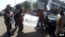 طالبانو پر کابل ښار خپل بیرغونه ځړول او د افغانستان درې رنګه ملي بیرغونه یې لیرې کول - ارشیف