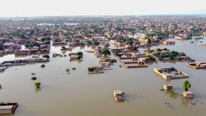 اردوی ایالات متحده به آسیب رسیده گان سیلاب های پاکستان کمک می‌کند
