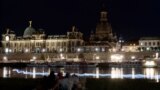 Вот так выглядела известная набережная Дрездена вечером 22 августа. Обычно архитектуру этого восточногерманского города подсвечивают яркие огни, но в последние недели вечерний Дрезден потемнел.<br />
<br />
&nbsp;