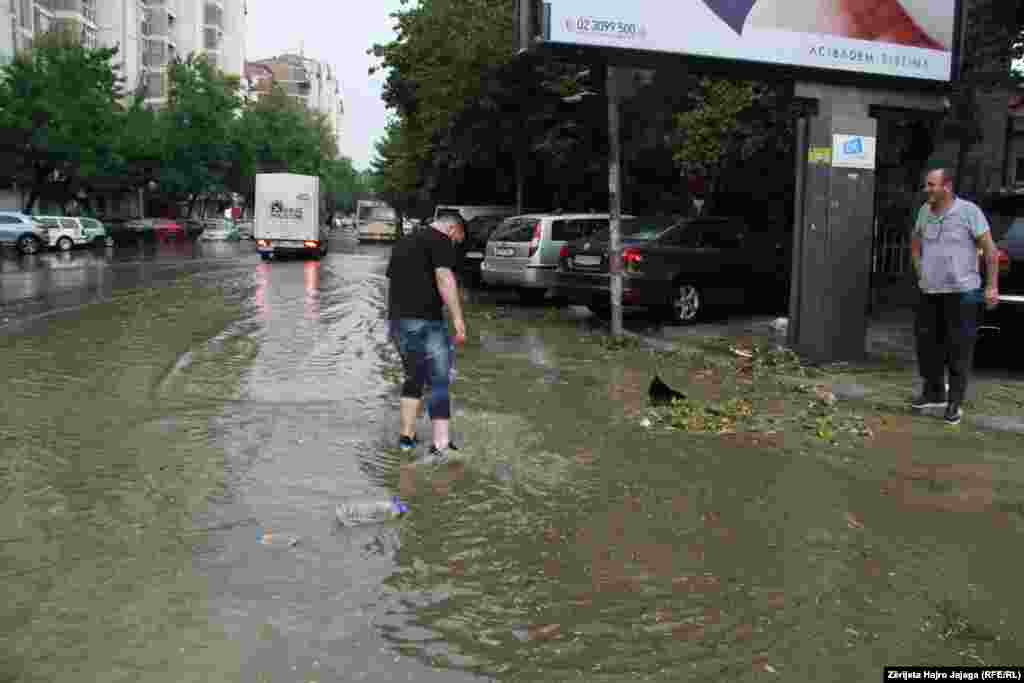 Има информации од Скопско за поплавени улици, паркинзи, подруми, гаражи, паднати покриви од згради, паднати билборди, многу искршени дрвја кои паднале и врз автомобили и слични случаи предизвикани од невремето&hellip;